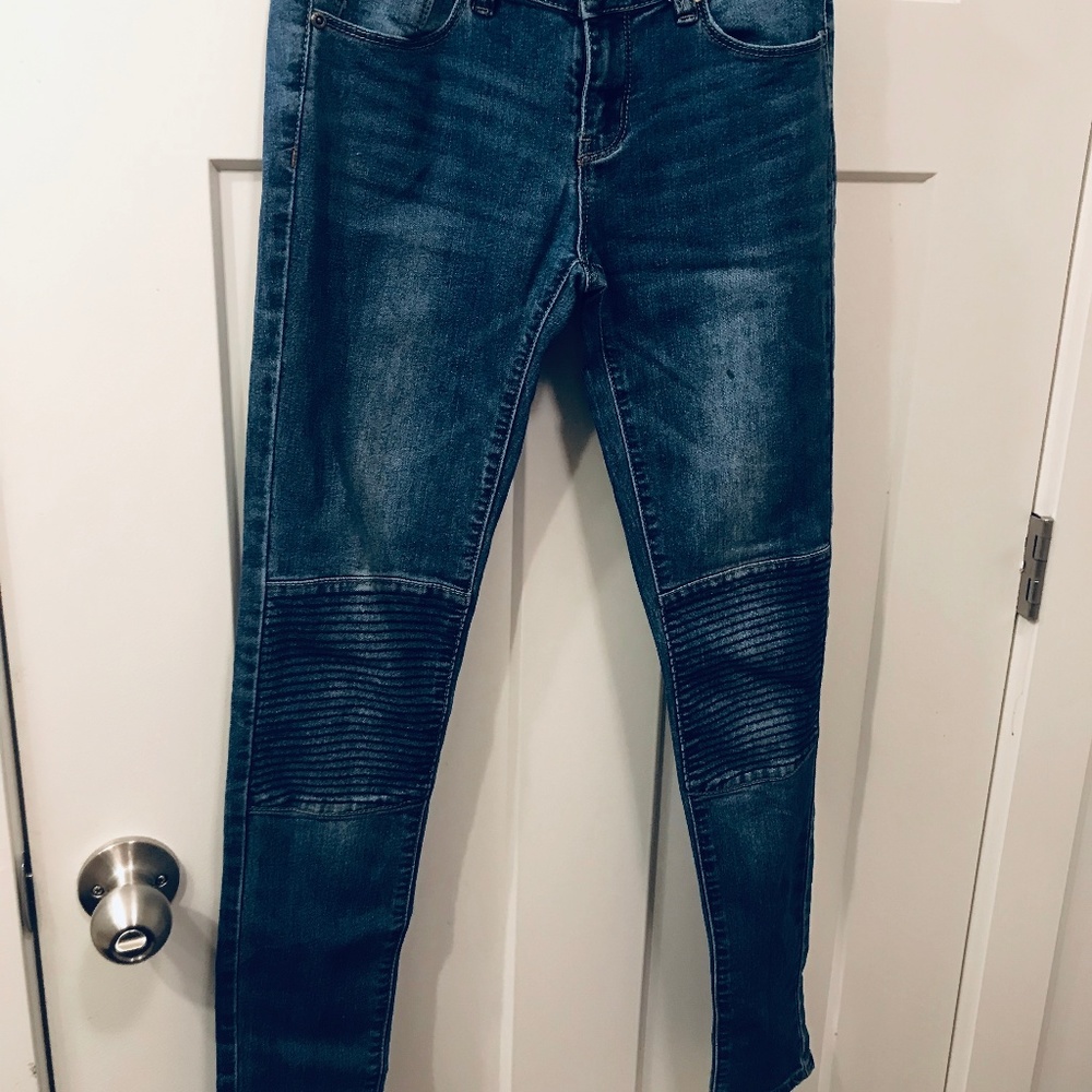 Super cute pants with knee design